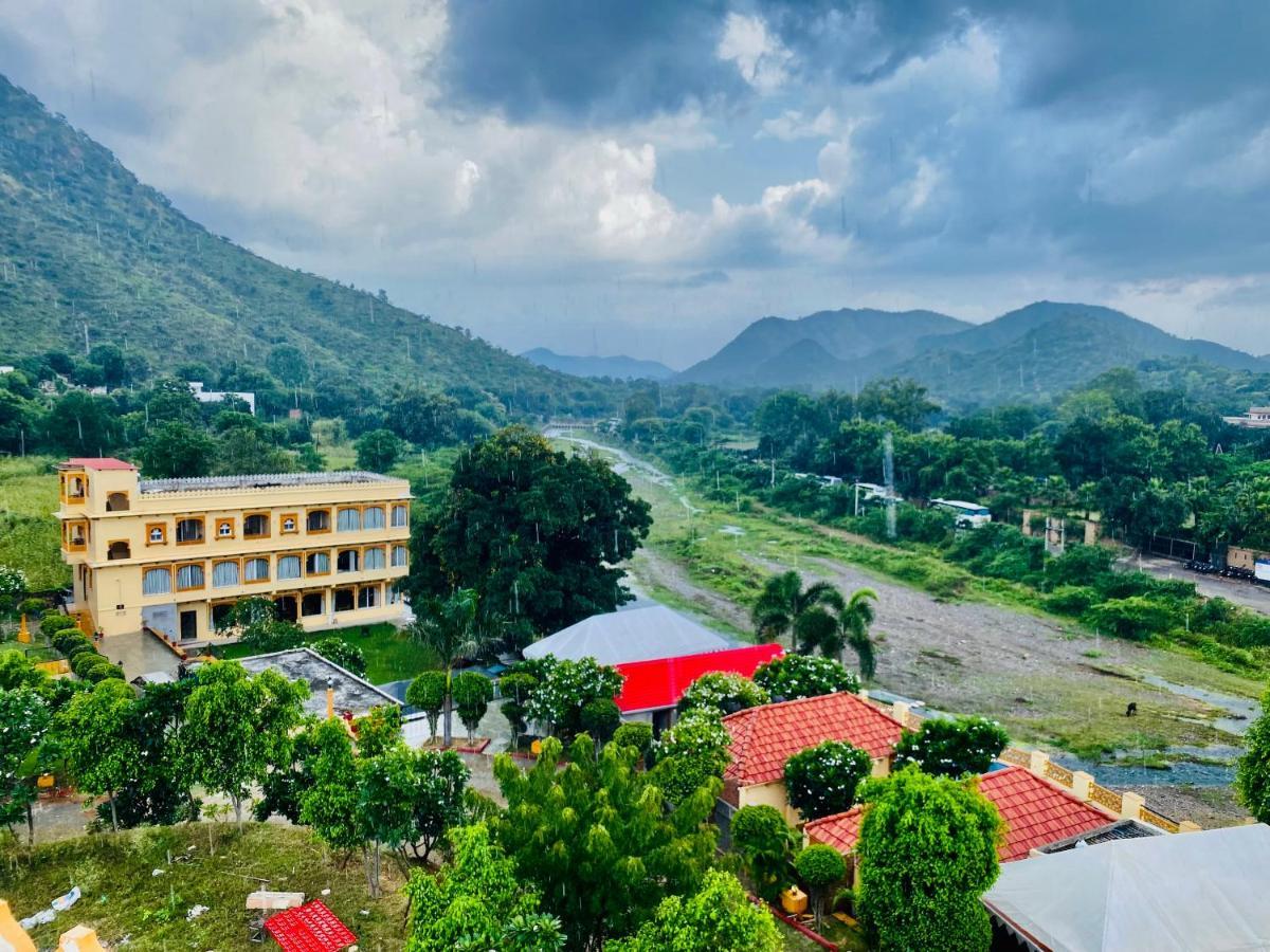 Udai Farmhouse - A Peacefull Riverside Hotel 4*
